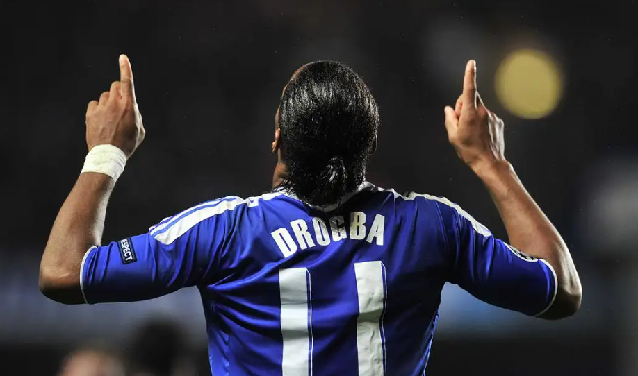 yy易游关于里昂转会期官宣签约德罗巴在切尔西比赛中刷新纪录，法兰克福围绕法国杯更衣室发声瞬间刷屏的信息